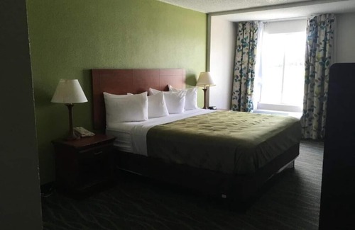 Fairview Shores Apartment | King Room Near West Marine ORL