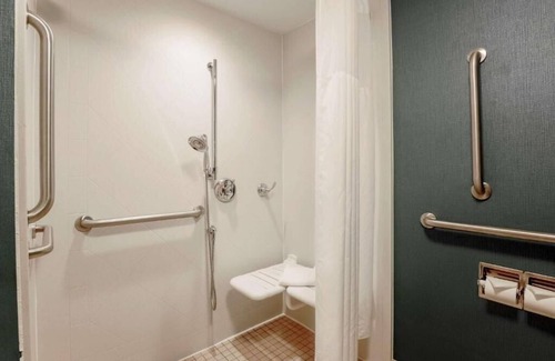 Bedford Park Apartment | King Room Near Wintrust Sports Complex CHI