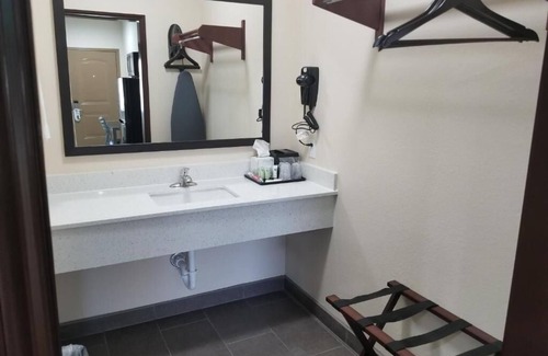 Bay City Hotel | King Room, Scottish Inns & Suites, Soundproof Rooms, Near Shops and Restaurants