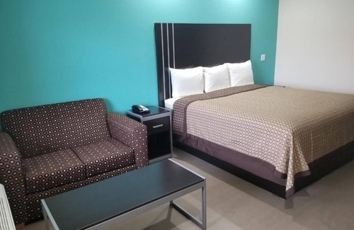 Bay City Hotel | King Room, Scottish Inns & Suites, Soundproof Rooms, Near Shops and Restaurants