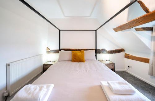 Bulmer House | King room with private bathroom in Bulmer Street