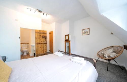 Bulmer House | King room with private bathroom in Bulmer Street