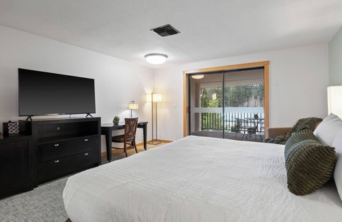 North Bonneville Resort | King Room with Courtyard View
