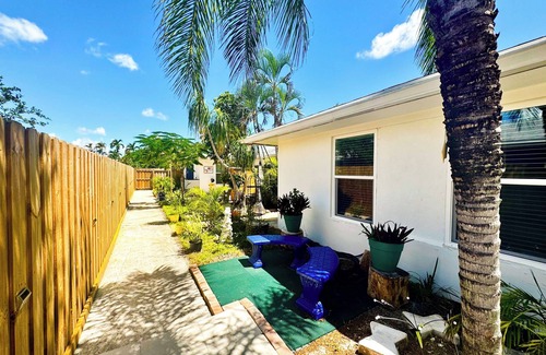 Oakland Park House | King’s 1BR Cove @ Blue Lizard – Adults ONLY