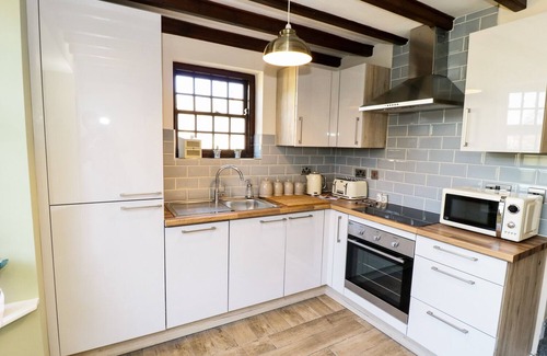 Bedale Cottage | KING'S COTTAGE, luxury holiday cottage, with hot tub in Crakehall