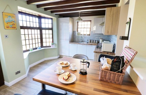Bedale Cottage | KING'S COTTAGE, luxury holiday cottage, with hot tub in Crakehall