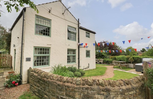 Bedale Cottage | KING'S COTTAGE, luxury holiday cottage, with hot tub in Crakehall