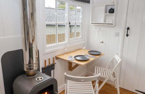 Nantgarw House | King's Cwtch Shepherd's Hut