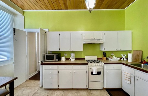 Estate Queens Quarter House | King's Lighthouse – 3-Story Gem for 18 Guests