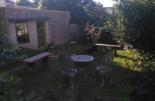 Maroubra House | King Single Room with Sea Views in Vegetarian Home