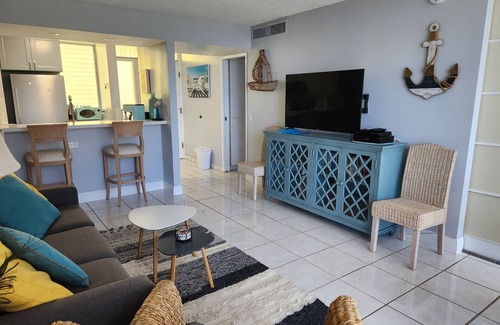 Makaha Condo | King size Bed, 1BR condo, Makaha Valley, with Mtn and Ocean views