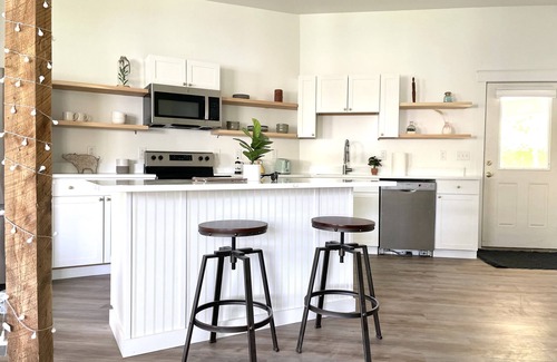 Topsham Apartment | King size Bed Big Smile Big Sunshine 1st FL Washer&Dryer