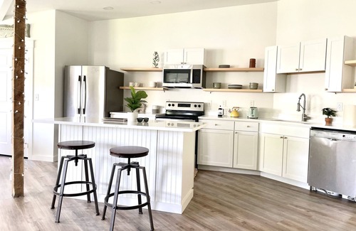 Topsham Apartment | King size Bed Big Smile Big Sunshine 1st FL Washer&Dryer
