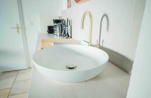 Borgfelde Apartment | King-size bed/near city & Alster/quiet