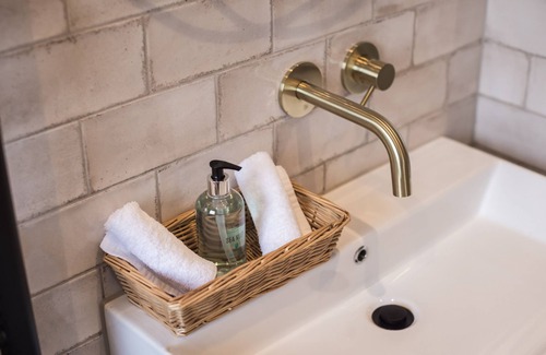 Clitheroe House | King size bedroom with private bathroom