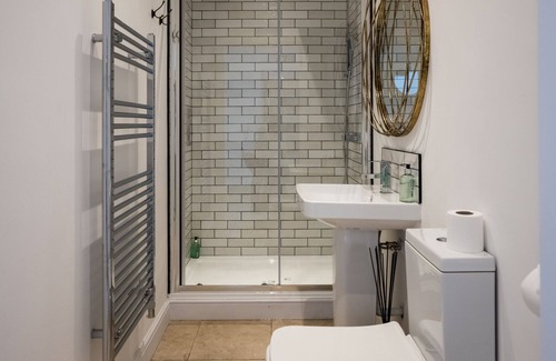 Clitheroe House | King size bedroom with private bathroom