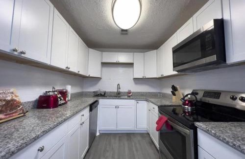 Church Street House | King Size Comfort and Space with Big Backyard Near Airport