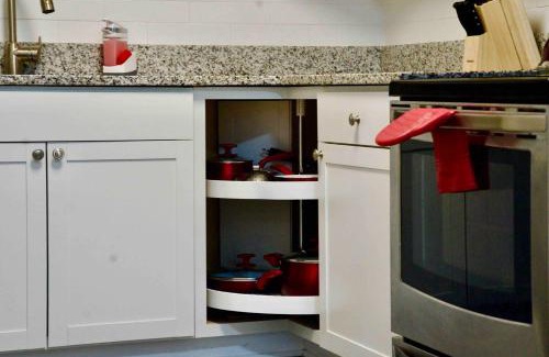 Church Street House | King Size Comfort and Space with Big Backyard Near Airport