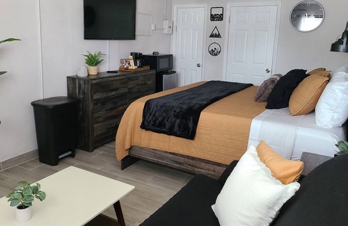 Bryant House | King Size Studio - Comfy Clean and by Lake Okeechobee