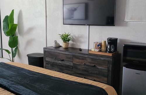 Bryant House | King Size Studio - Comfy Clean and by Lake Okeechobee