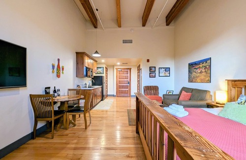 Amity Apartment | King size suite with kitchenette