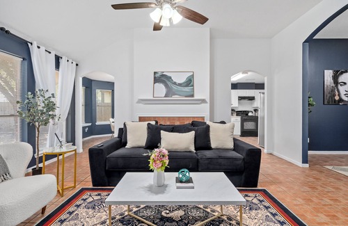Cypress Apartment | King sized bed Driveaway parking Private Backyardn