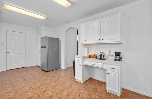 Cypress Apartment | King sized bed Driveaway parking Private Backyardn