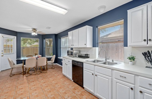 Cypress Apartment | King sized bed Driveaway parking Private Backyardn