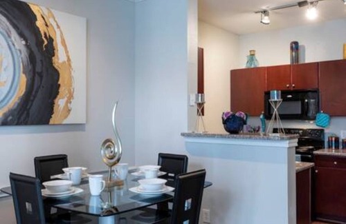 College Park Apartment | King Sized Bed w Pool and FREE PARKING in The Woodlands