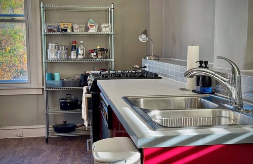 Walnut Hills Condo | King-Sized Condo - Great Location - Steps to Cafes & Restaurants