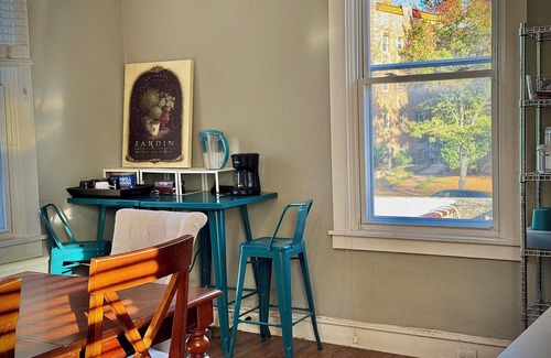 Walnut Hills Condo | King-Sized Condo - Great Location - Steps to Cafes & Restaurants