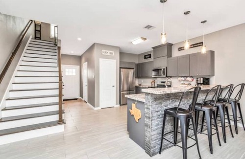 Northside House | King-sized master suite and 6 minutes away from Minute Maid Park & Toyota Center