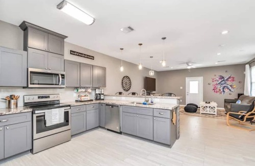 Northside House | King-sized master suite and 6 minutes away from Minute Maid Park & Toyota Center