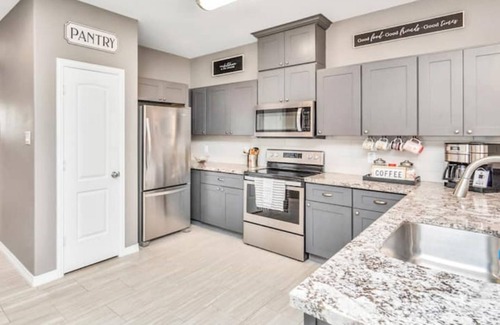 Northside House | King-sized master suite and 6 minutes away from Minute Maid Park & Toyota Center