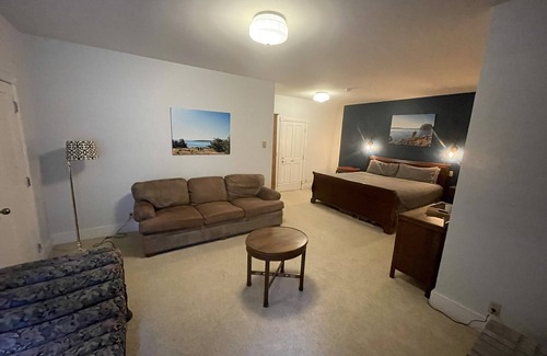 Lopez Island Apartment | ♥️KING Sleigh Bed DEEP SoakingTub/REAL Fireplace/Breakfast/WIFI/HeartofVilliage♥