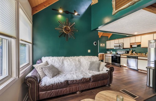 Lake Laura Ski Chalet | King St. Chalet Hot Tub Sauna Lake Access!