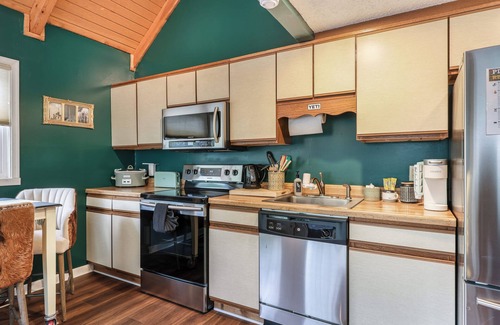 Lake Laura Ski Chalet | King St. Chalet Hot Tub Sauna Lake Access!