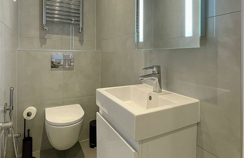 Shepherd's Bush Apartment | King Studio Flat | Private Bathroom & Kitchenette