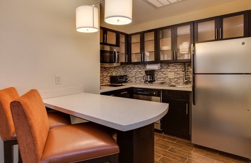 East Point Apartment | King Studio Near ATL Airport. Free Breakfast Buffet. Gym Access. 24h Business Center.