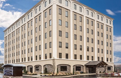 East Point Apartment | King Studio Near ATL Airport. Free Breakfast Buffet. Gym Access. 24h Business Center.