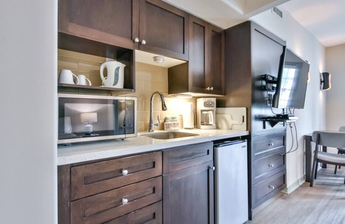 Oro-Medonte Condo | King Studio Suite – heated Pool, Sauna