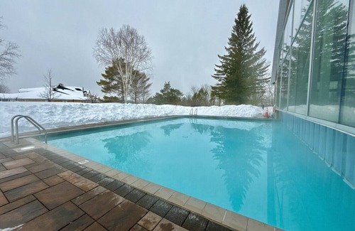 Oro-Medonte Condo | King Studio Suite – heated Pool, Sauna