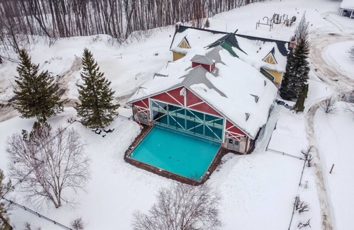 Oro-Medonte Condo | King Studio Suite – heated Pool, Sauna