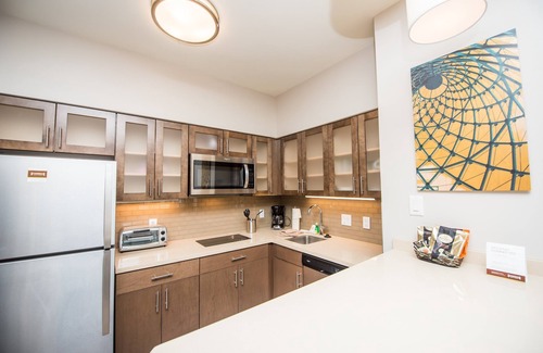 Humble Apartment | King Studio with Gym + Seasonal Pool Access | Free Daily Breakfast!
