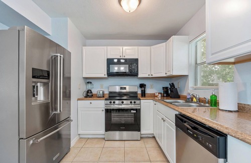 Bearss Plaza Apartment | King-Style Retreat · 4 BR · Family Friendly