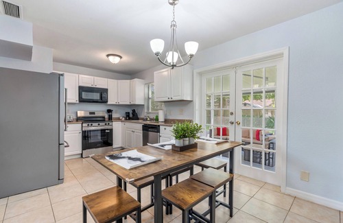 Bearss Plaza Apartment | King-Style Retreat · 4 BR · Family Friendly