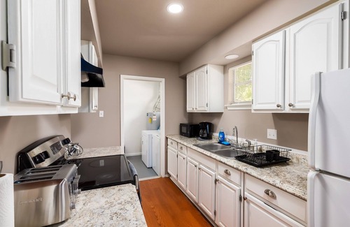 West San Antonio House | KING SUITE 2BR Home w FAST WiFi, & WFH Desk