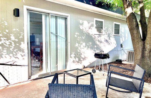 West San Antonio House | KING SUITE 2BR Home w FAST WiFi, & WFH Desk