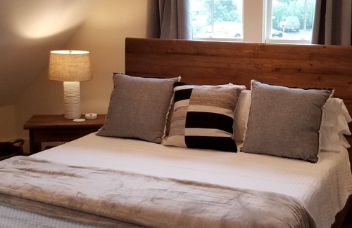 Durham Hotel | King Suite at Public House, food trucks & craft beer on site, walk to UNH & town