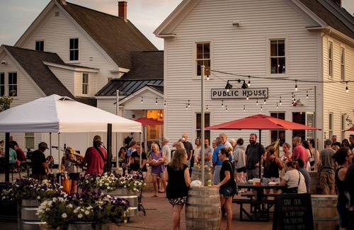 Durham Hotel | King Suite at Public House, food trucks & craft beer on site, walk to UNH & town